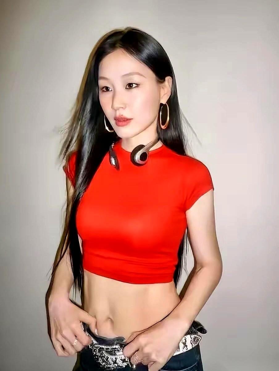 王家卫说：我一定要搞她。搞谁？金婧。录音爆出来那一刻，我脑子嗡的一声。之前所