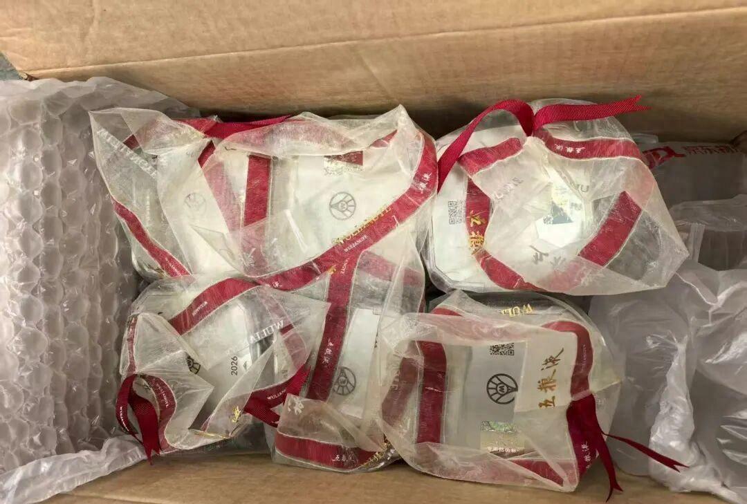 一对夫妻签收15箱茅台五粮液不验货，快递小哥当场起疑，结果立了大功！真豪横，