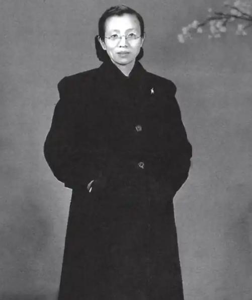 1949年，南京解放后，一个阔太太乘坐吉普车来到35军军部，对门口的守卫说：“我