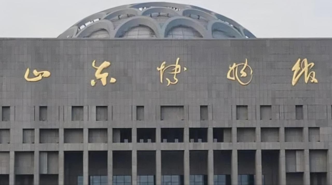 这种草书题匾没几个人能够认全，题匾最好还是用易于识别的一些字体，因为现在草书的普