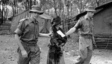 1966年，一名北越女游击队员在山洞里被两名澳大利亚军人抓获。女游击队员在接受美