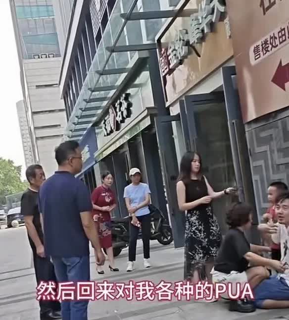 被逼疯的男人，当街哭诉……7月15日，南京的街头，正在“上演”着一桩悲情
