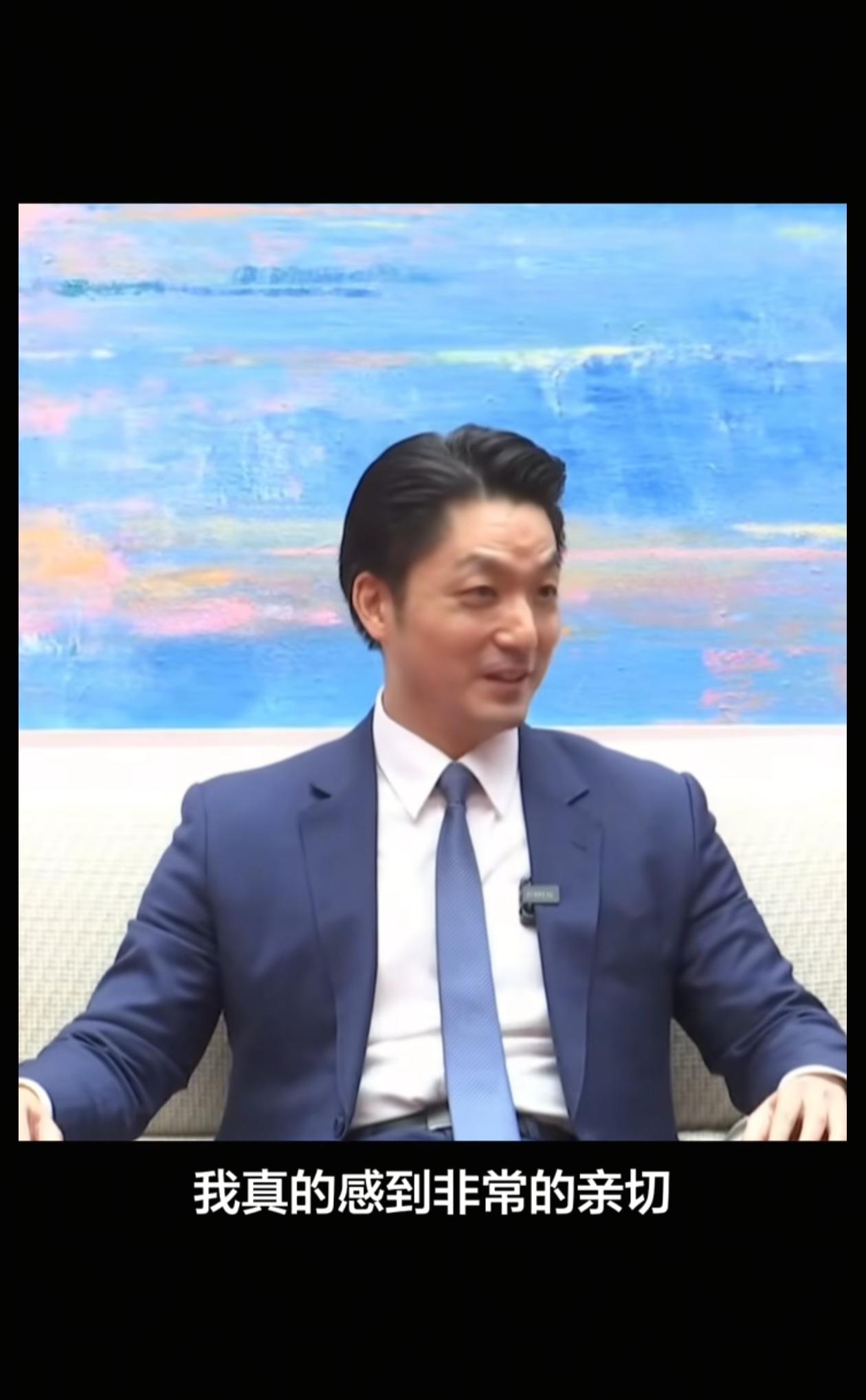 蒋万安来上海了风度翩翩侃侃而谈，他说“念念不忘，必有回响，今年的双城论坛虽然晚，