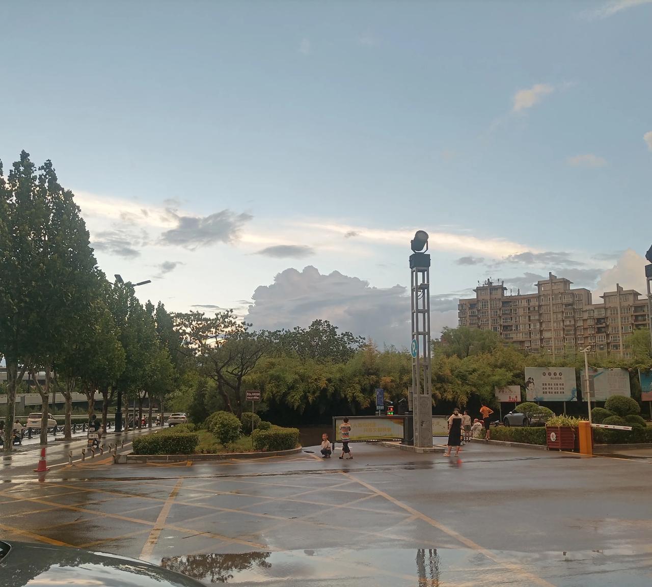 就在刚才，洛阳市区下了一场暴雨，雨后，天空的北方出现了海市蜃楼的景观，一座山脉呈