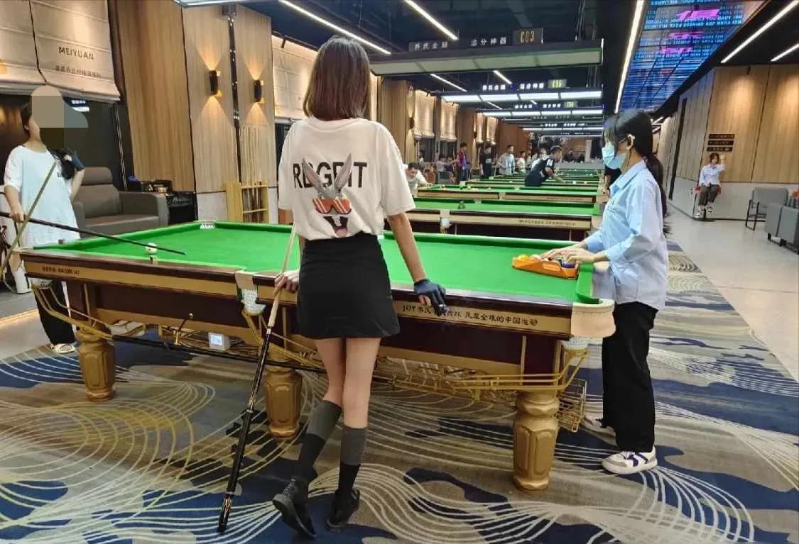 套路深！浙江杭州，一男子在网上认识一个漂亮的姑娘，两人相约在台球厅见面。结果刚见