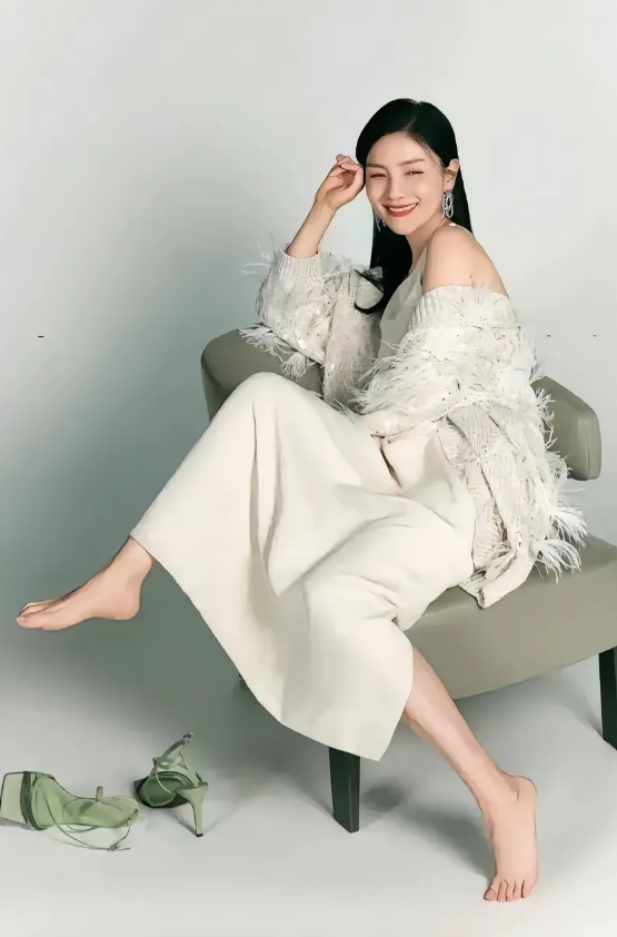 胡可，164cm，素甲美脚，脚型很美，小巧玲珑的，你们看看是不是呢？