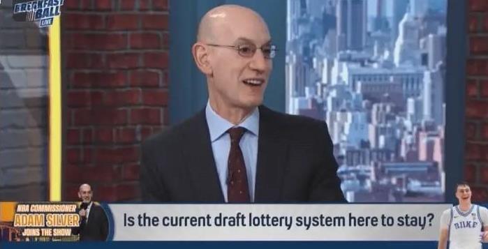 肖华嘴硬啊NBA总裁肖华在一档节目中谈到了独行侠抽到状元签一事，他说：“乐透抽