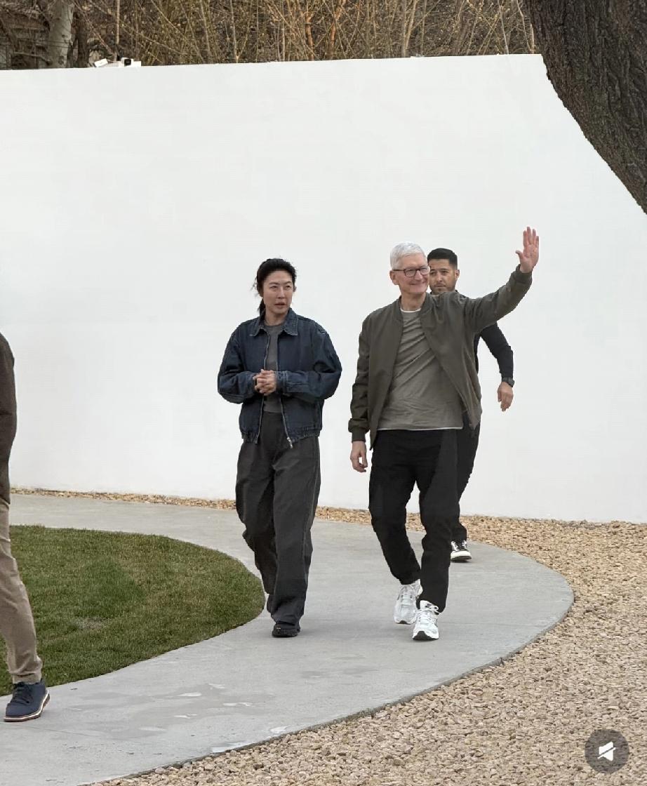 库克到北京了，穿耐克特殊定制款全球仅一双的鞋子，工作后与男性友人相约北京吃浙江菜