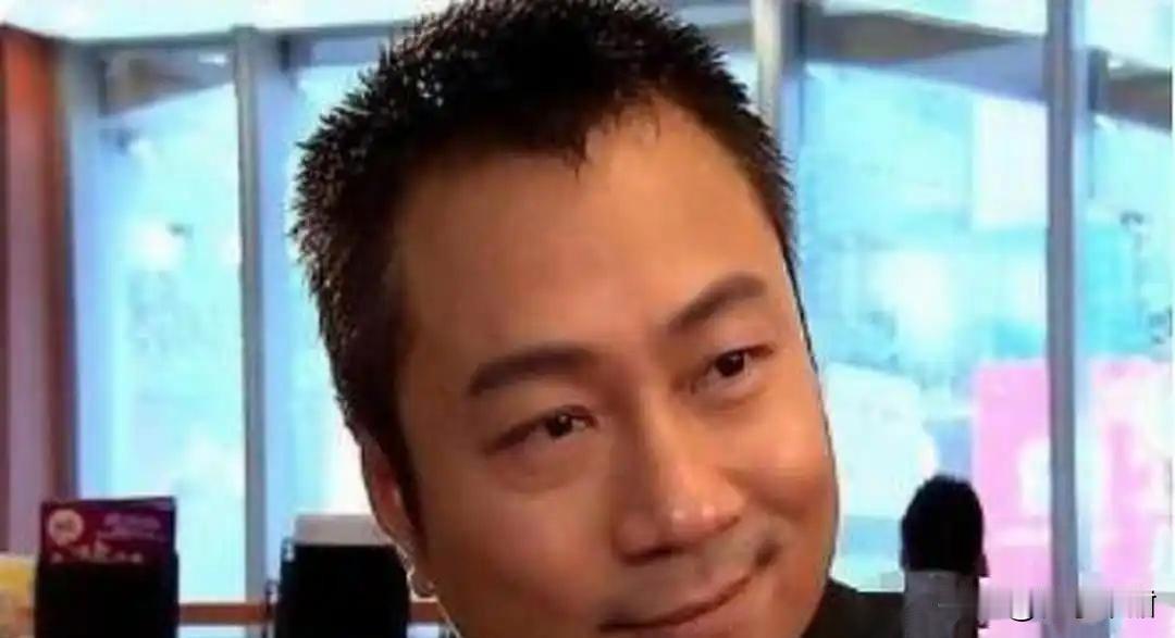 黎耀祥卖了香港老房子，搬到中山住别墅，不是图便宜，是算清楚了账。他2007年