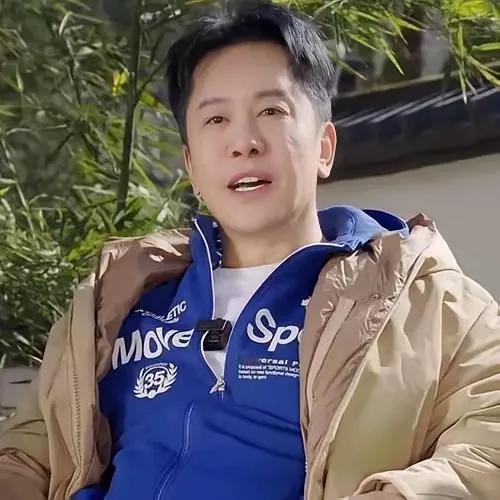 哇哦，曾经的大帅哥毛宁也肉眼可见的老了不少：虽然胖瘦适宜，皮肤白皙，但脑袋又长又