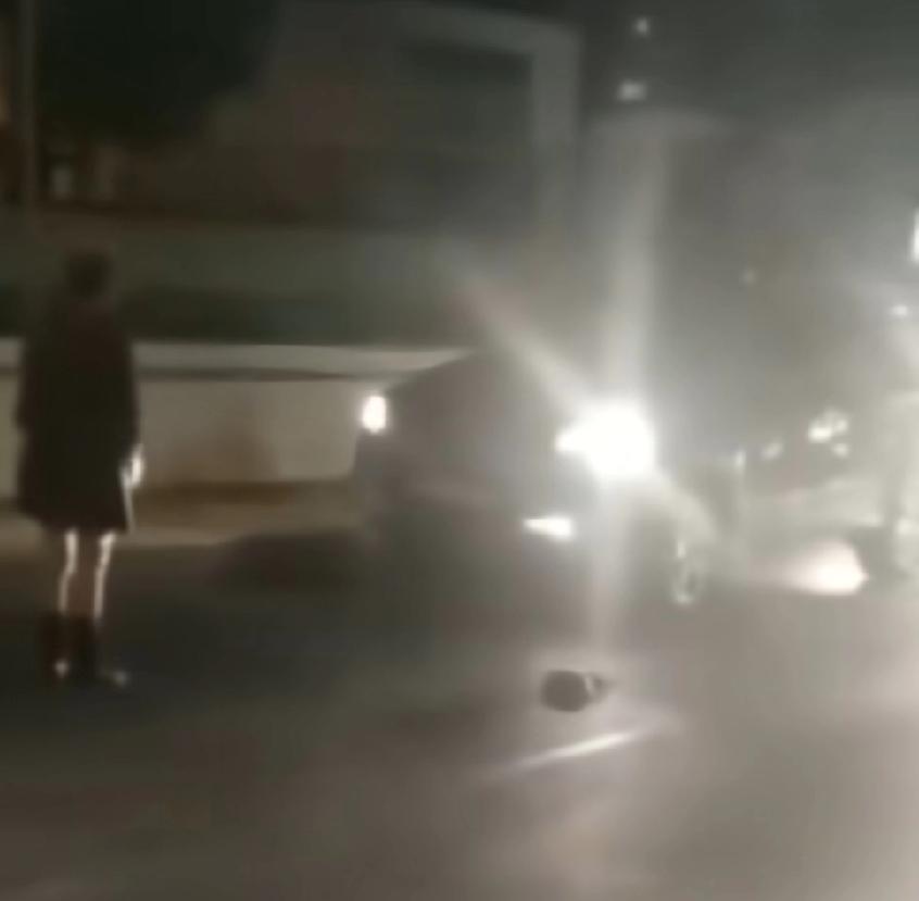 全网最勇敢路人甲诞生了，治不好的公主病，被旁边路人扔过来的雪糕筒降服了小仙女心