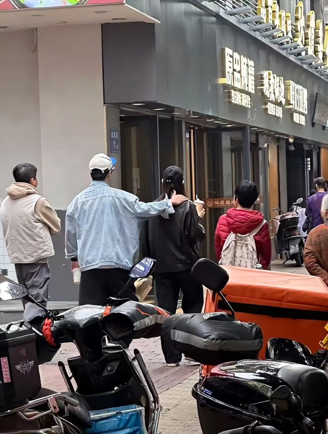 张子萱随陈赫福建过年，42岁素颜曝光，身板小很瘦脸美的像洋娃娃！