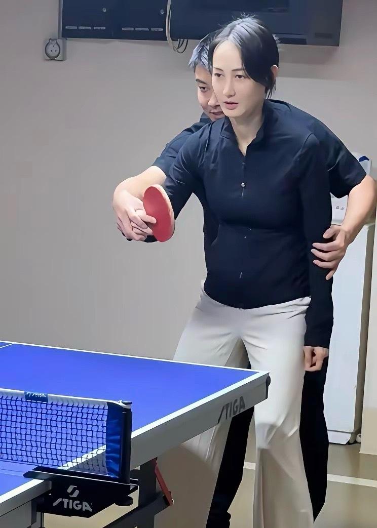 王皓教闫博雅打球，一手攥着媳妇儿手腕，一手托着胳膊，结婚这么多年了，还跟刚谈恋爱