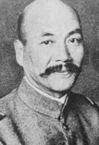 1942年，中国炮兵正在擦拭炮弹，见炮弹受潮，一个炮兵提议：“让我打一炮吧！”这
