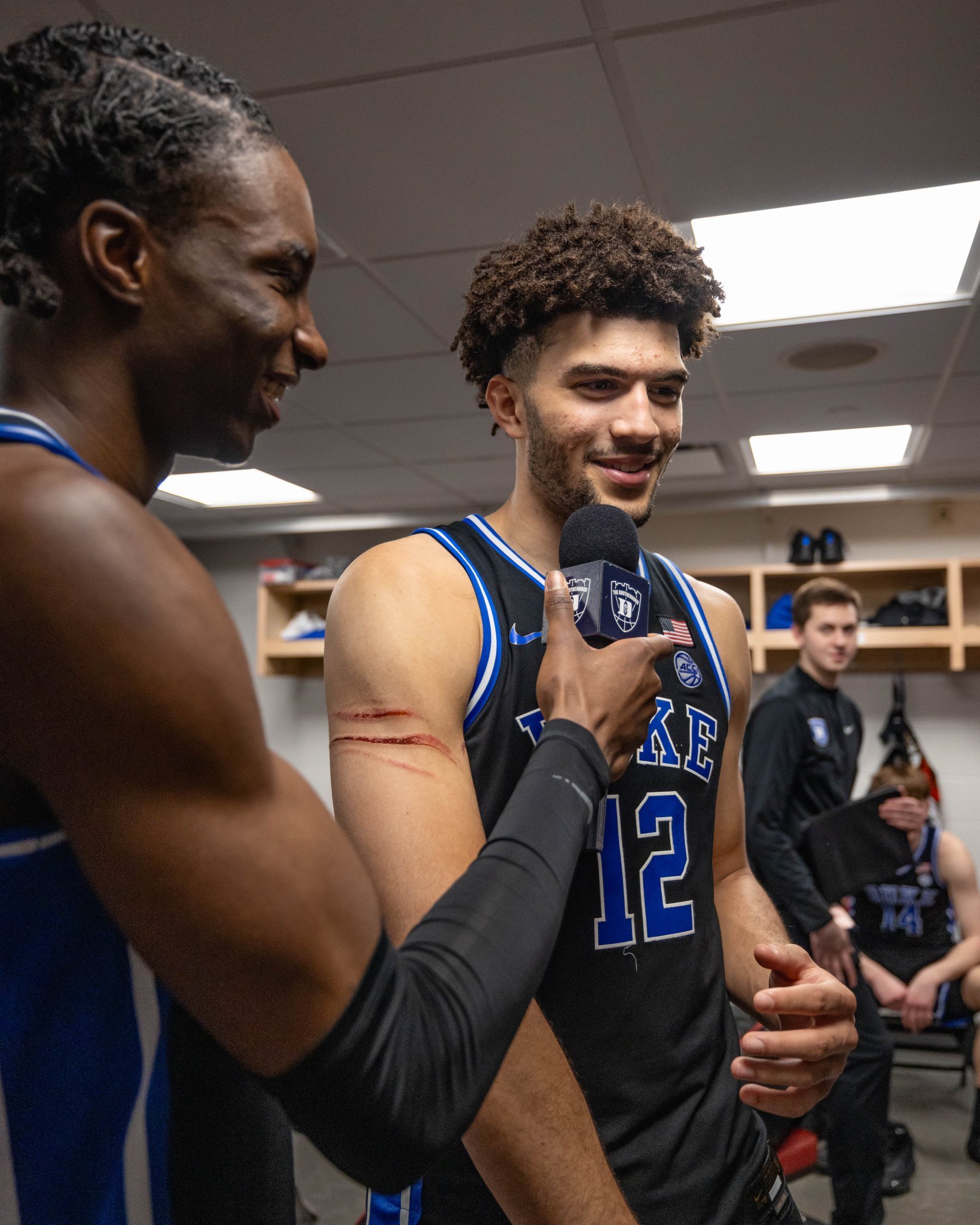 谁给Cam抓成这样的……你那爪子得修修了哈