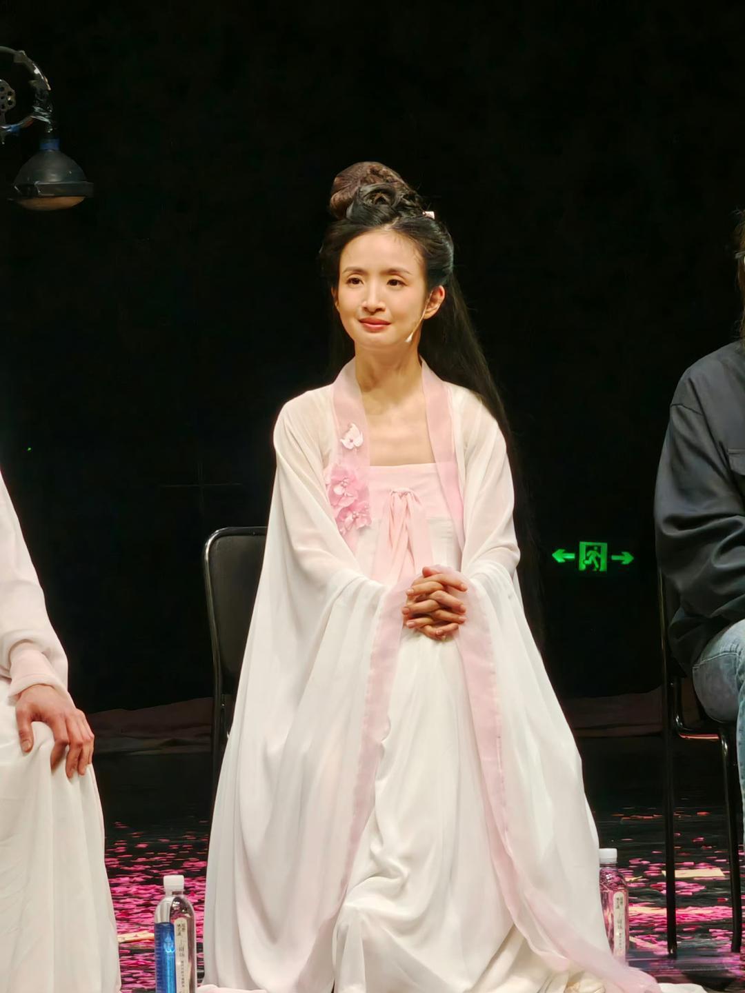 林依晨现身舞台剧，完全看不到她身上的那股灵气，太让人唏嘘。生完二胎，她元气大伤，