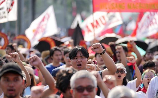 “彻底乱了”！菲律宾终于被美国害惨了！马科斯没想到跟随美国后果这么严重！新华社消