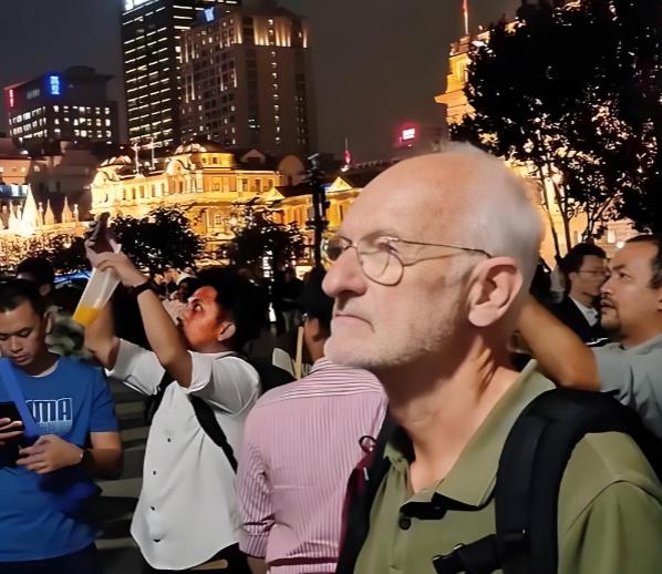 为什么很多美国人到了中国后不笑？因为这些外国人突然意识到西方国家的媒体把自己忽悠