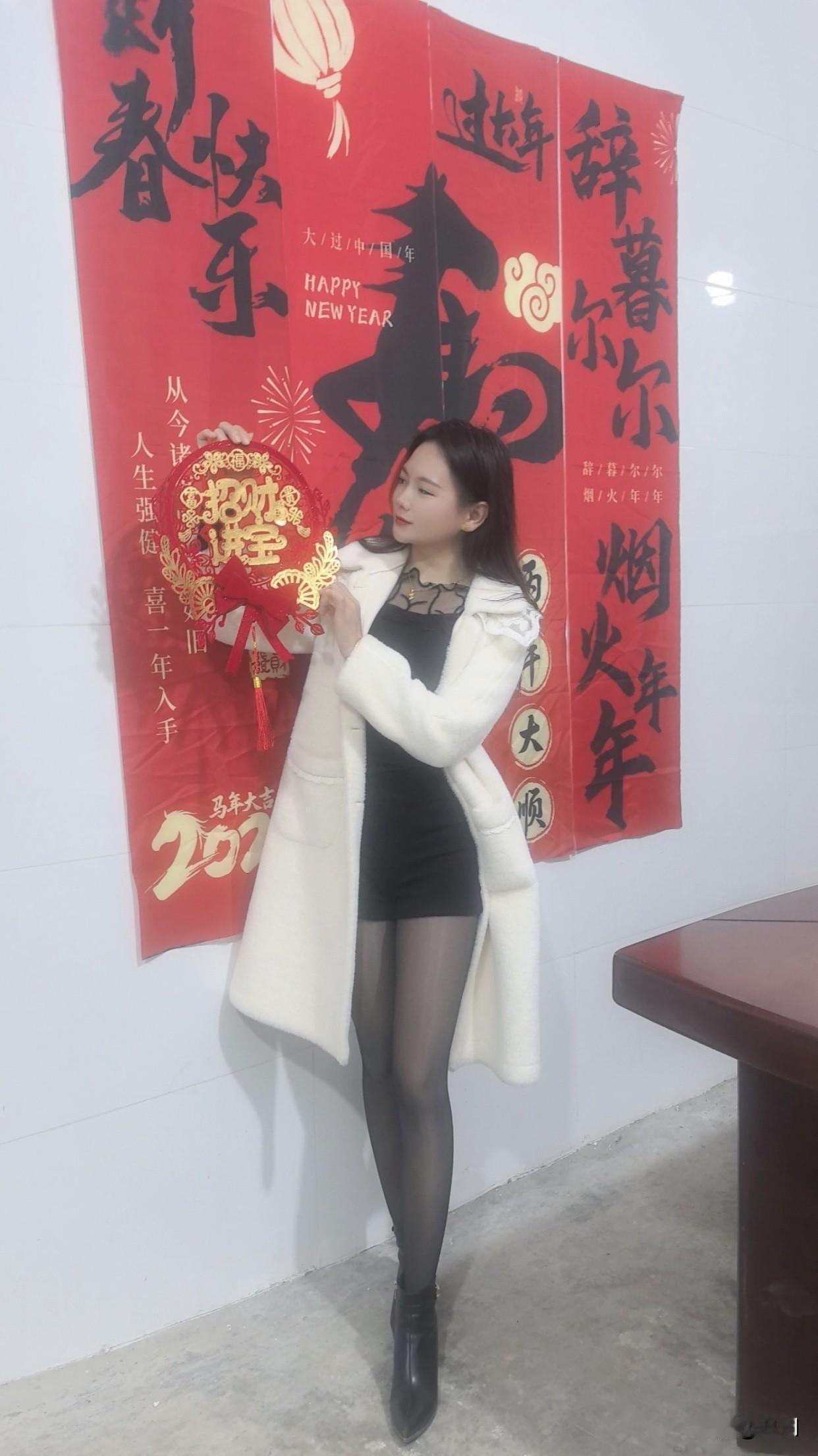 还要离人群远点，省点精气神。别总在人群里刷存在感，把注意力放回自己心里。另外，