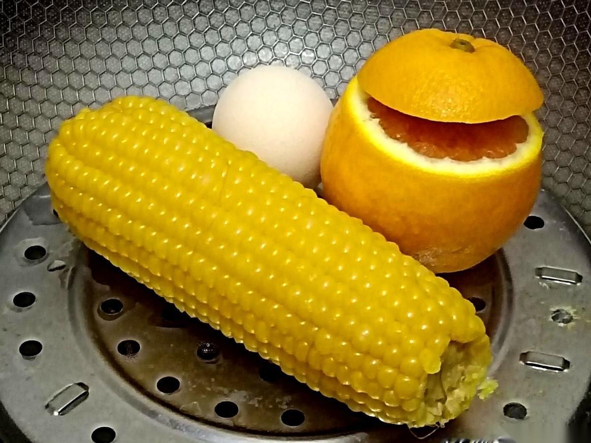 我老公60了。我54。在上海，我俩挤在一个15平米的出租屋里。对，你没看错，