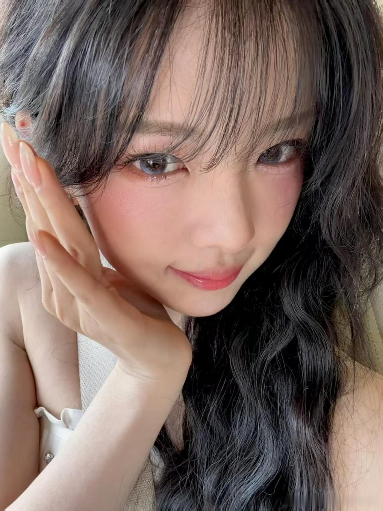 杨超越现在是非常美好的年纪杨超越不想回18岁杜海涛问回到18岁吗，杨超越说现在