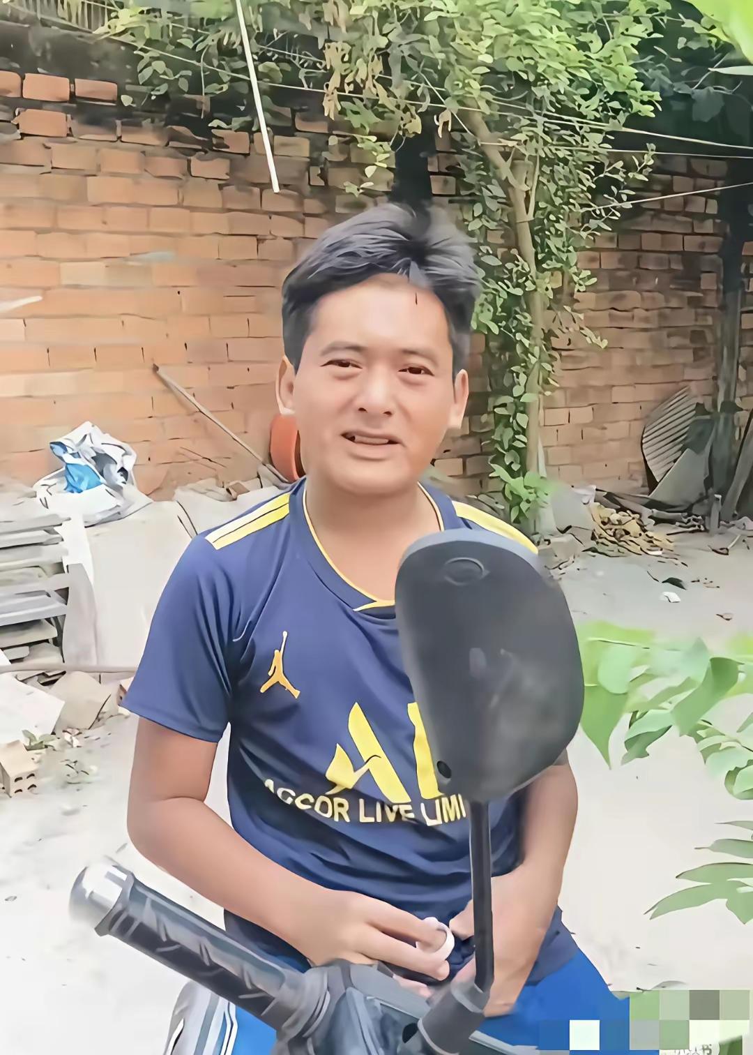 撞脸周润发除了没有发哥高其他的和本尊一模一样