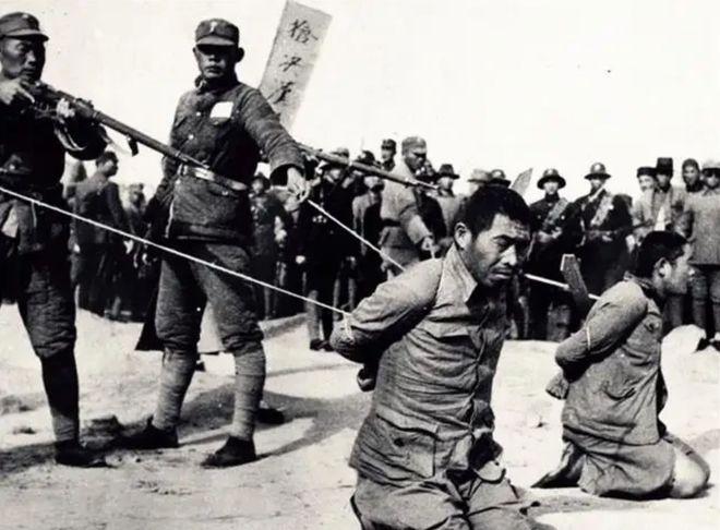1946年8月，上海江湾刑场，枪声响了。大汉奸万里浪应声倒地，血溅了一身。他老婆