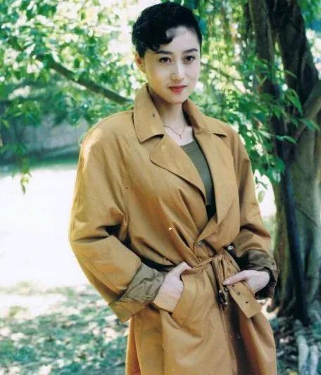 利智晚婚晚育，她38岁结婚，39岁生大女儿，42岁生小女儿，妥妥的高龄产妇。也难
