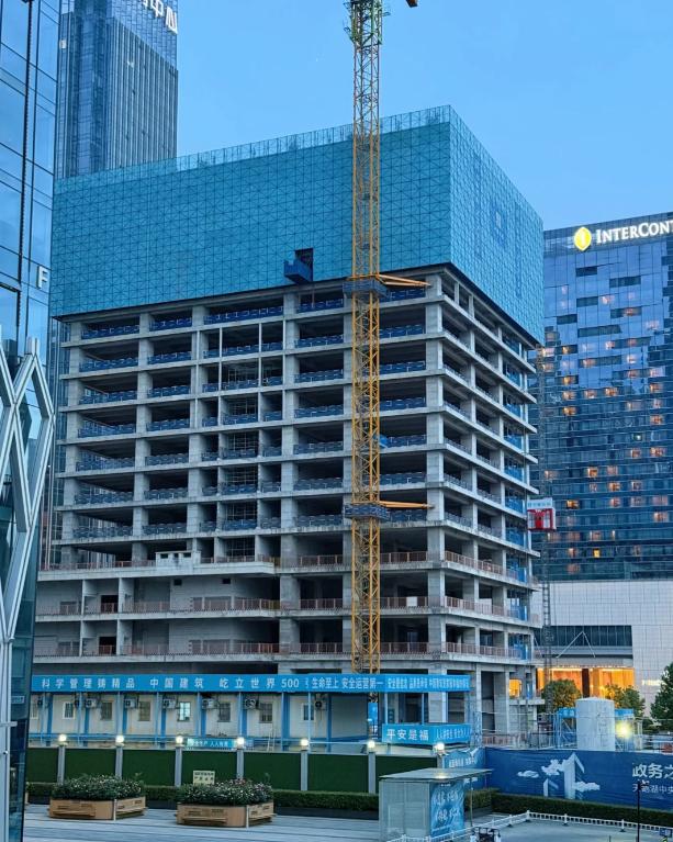 加班加点！合肥天鹅湖最后一栋200+写字楼进度市民实拍：环天鹅湖最后一栋20