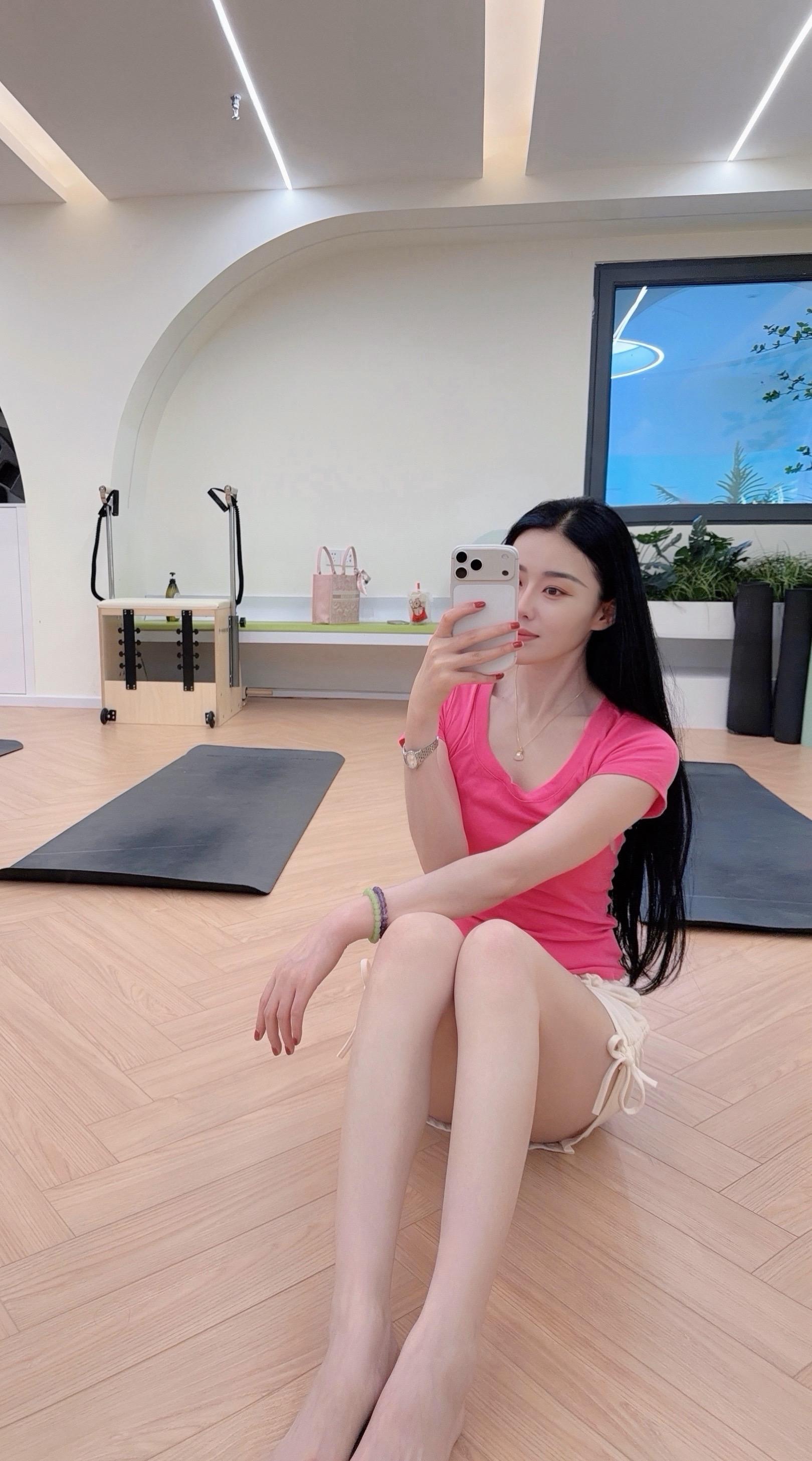 瑜伽女孩，生活中的高级自律是，从自己内心找到快乐，疗愈身心，减压塑型...