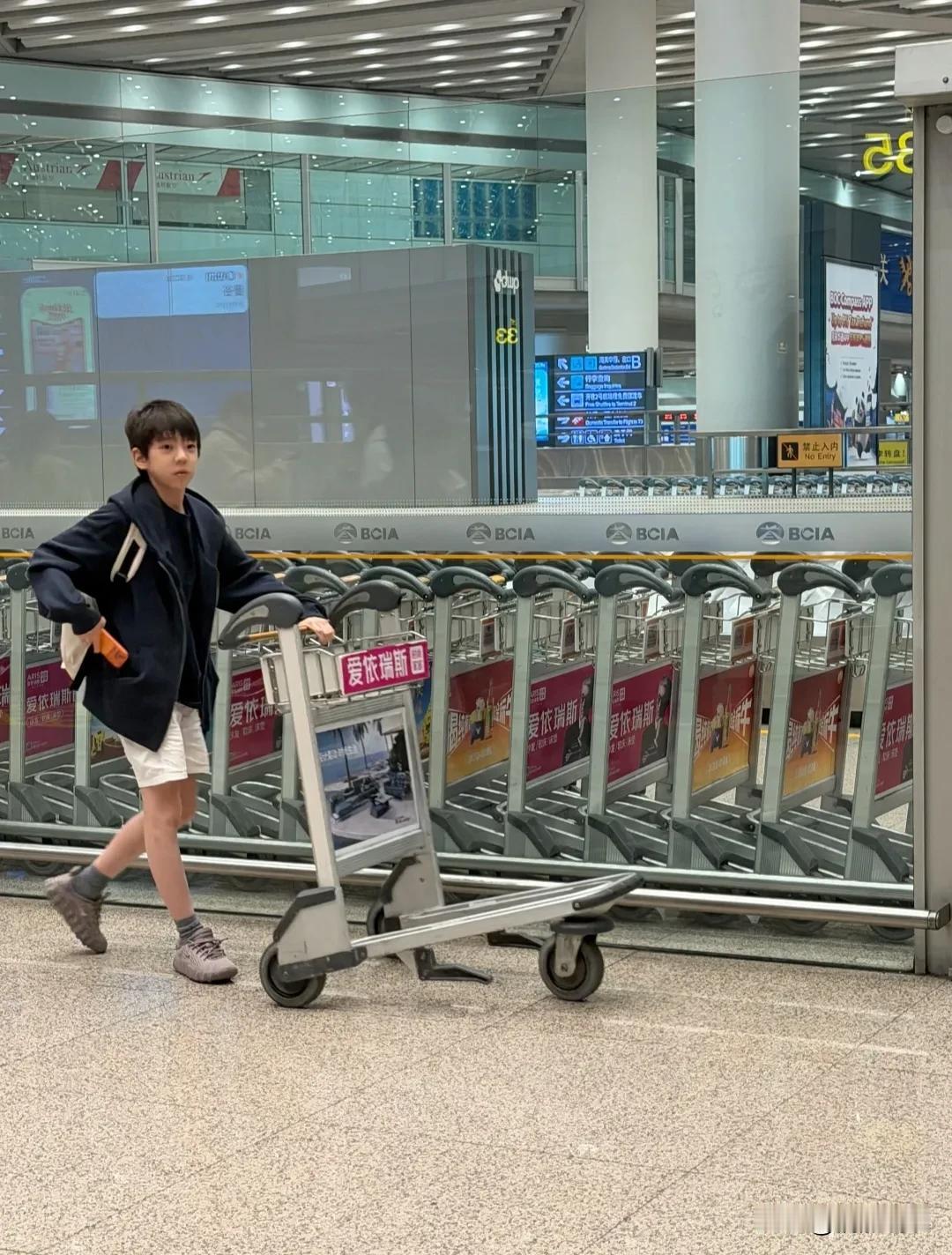 都说女大十八变，看来男生也十八变啊。[呲牙笑]嗯哼越来越帅了，现在眉眼像极了爸爸杜