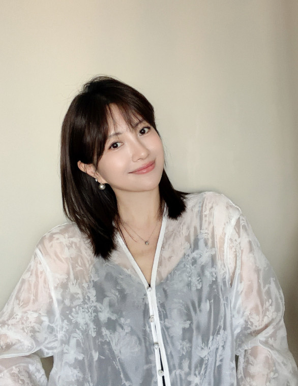 1.在新剧里陈伟霆和钟楚曦拍亲密戏都是清场拍，俩人自由发挥。2.陈牧迟现在老婆在
