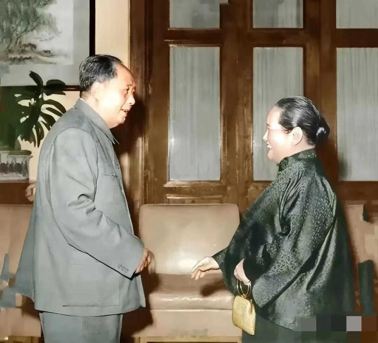 毛主席晚年接见的这位女士是谁？侧面看端庄优雅大气