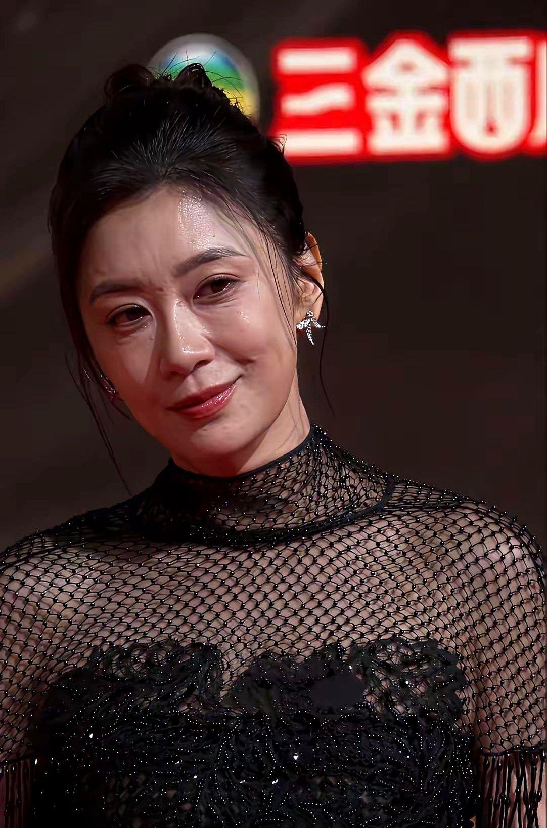 “姐，你眼角有纹了。”地铁上，旁边阿姨一句话给我干愣住了。我下意识想躲，她却