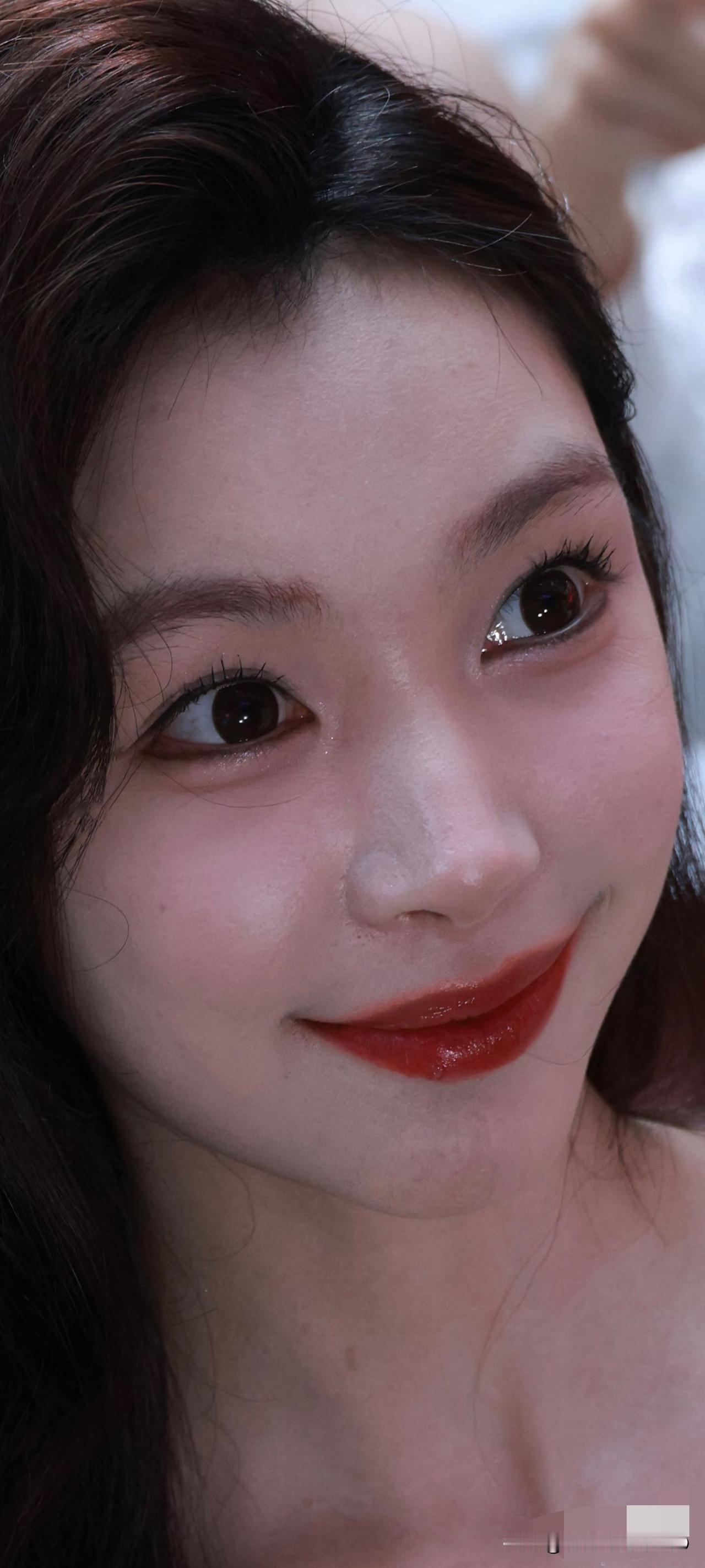 易梦玲怼脸美图，魅力无限