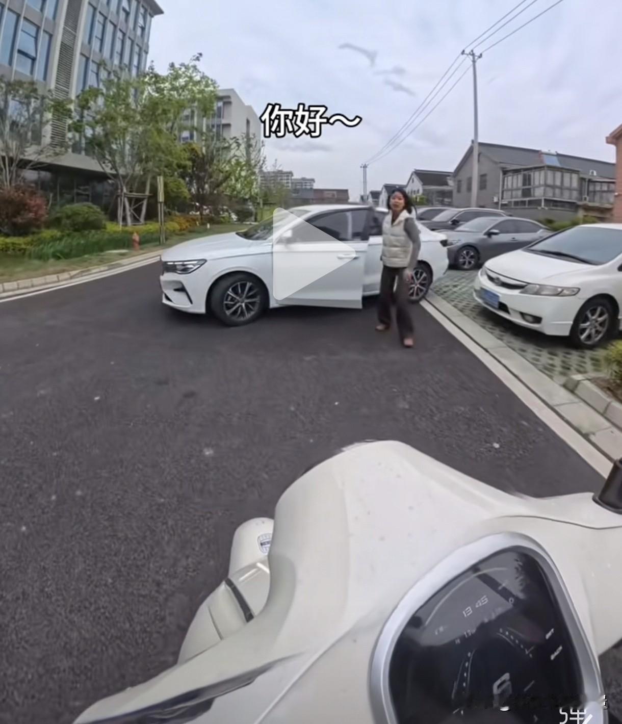 不会说话真的能气死人。一名98年女生开小电驴在路上被一位06年女司机拦住去路，说