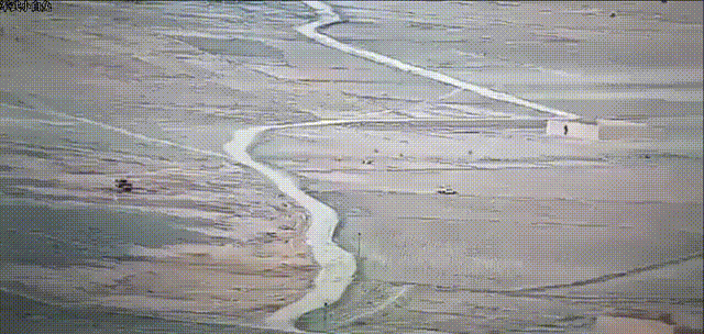 巴军使用反坦克导弹摧毁了阿富汗塔利班"悍马"装甲车，车上有4人侥幸逃生。