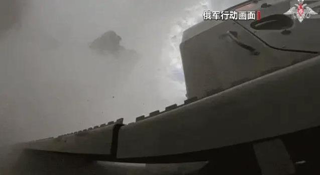 俄罗斯开始反击了。据俄卫星通讯社6月2日独家披露，俄军当天出动战役战术航空兵、