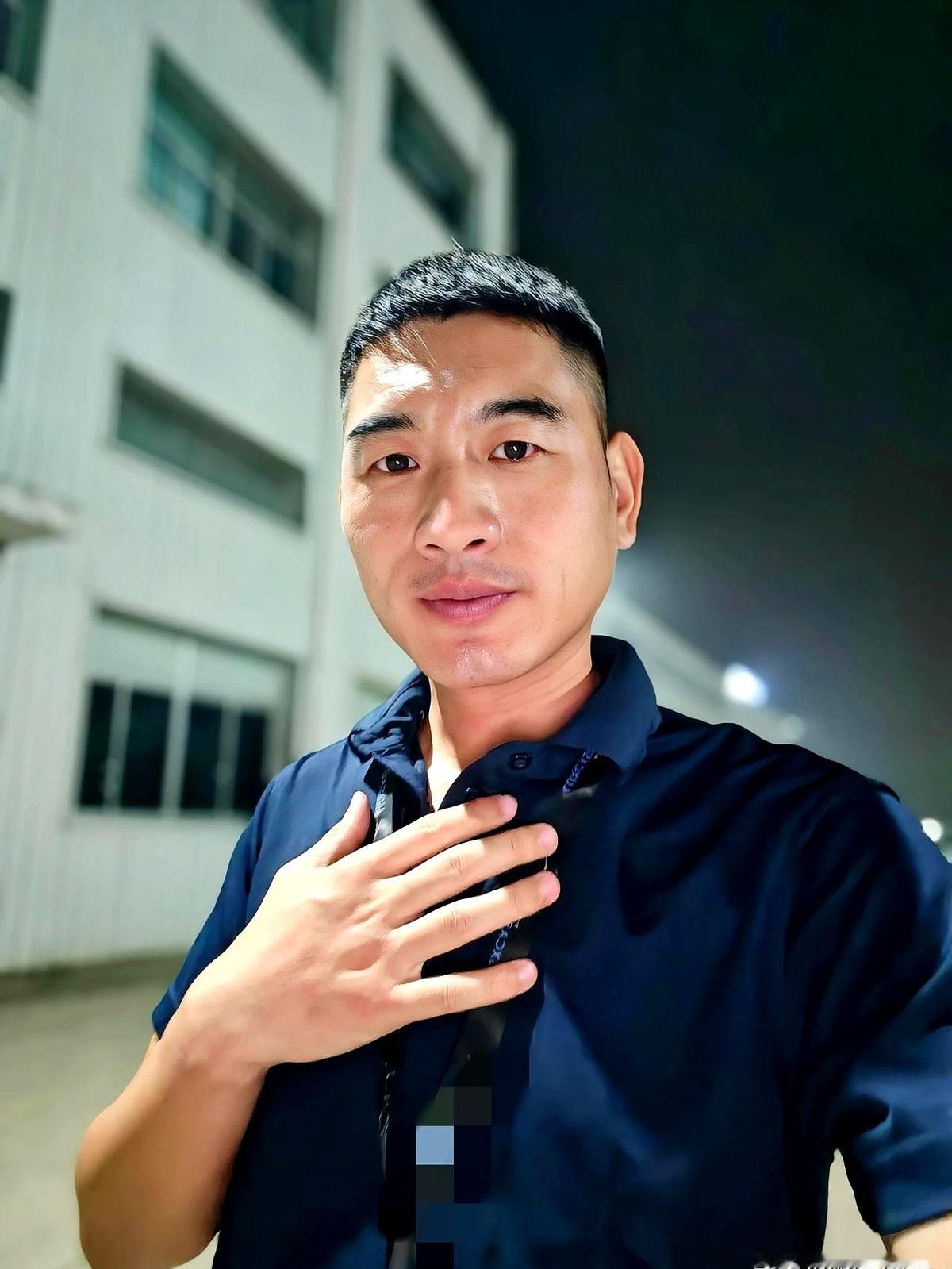 38岁工人熬夜15年，身体被夜班拖垮晚上八点，车间灯比月亮亮，老李把饭盒塞进柜