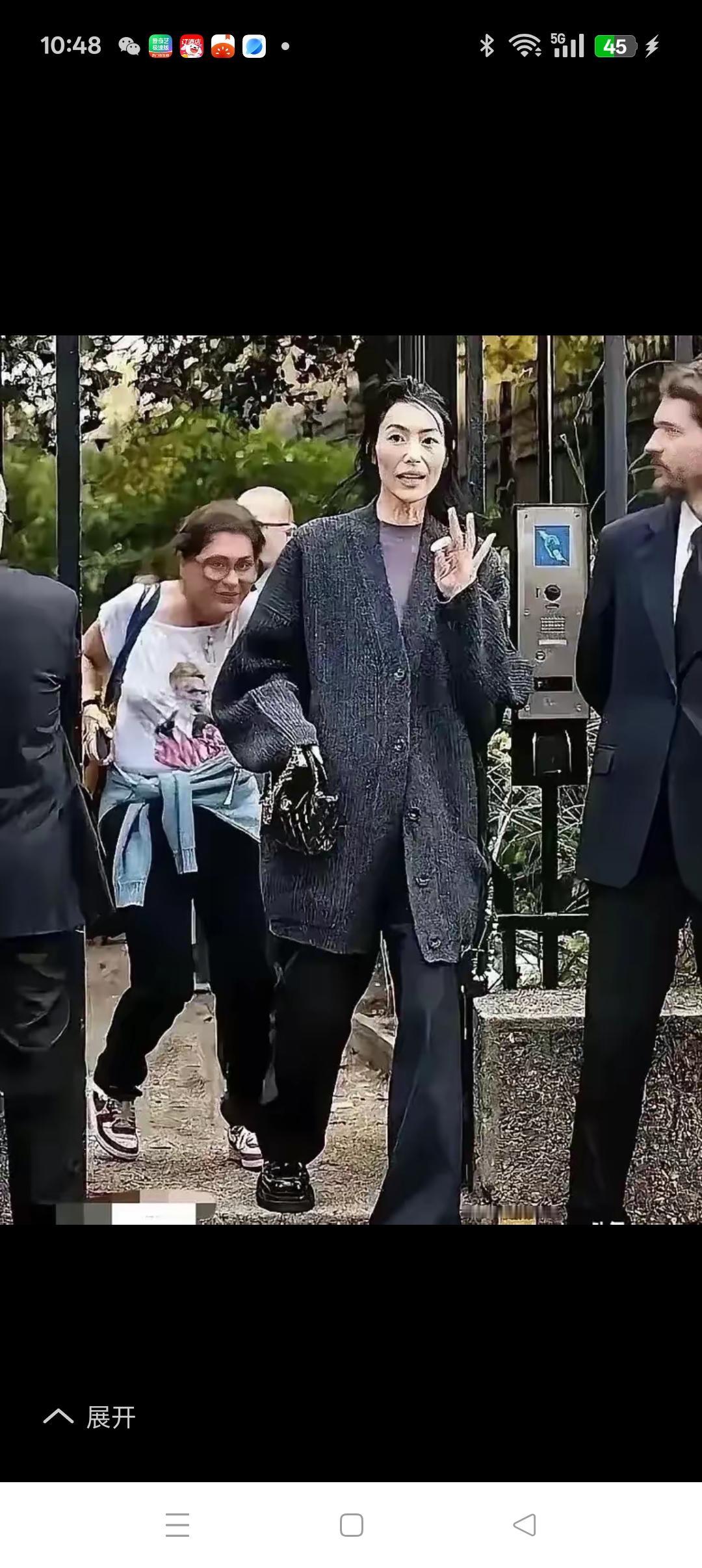 判若两人的超模刘雯超模刘雯曾在T形台上光采照人过，但最近路人拍到