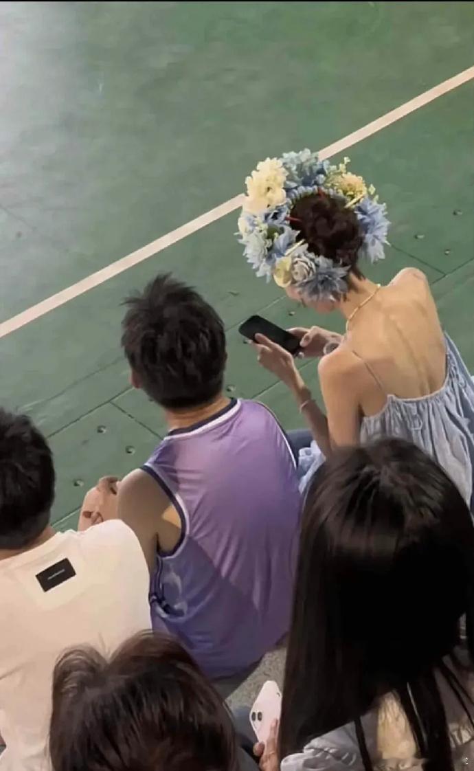 娜扎，在我们村里是嫁不出去的那种[捂脸哭]，正宗皮包骨，真的太瘦了​​​