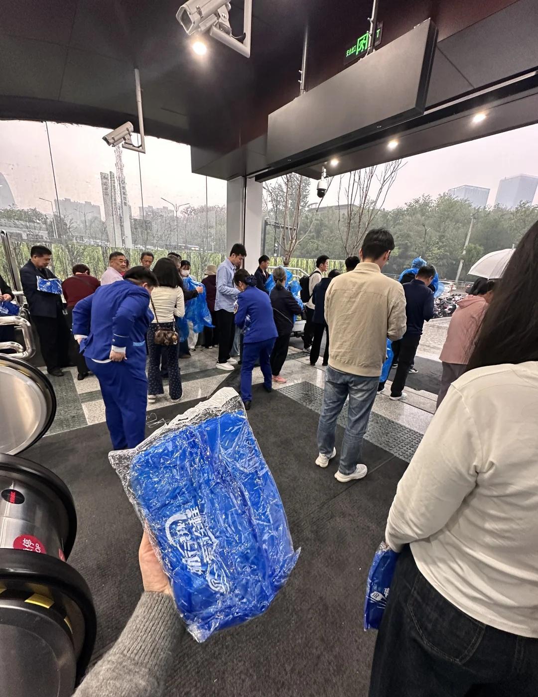 济南地铁你真好！！！对于没拿伞的人来说，出站这个场景就是我的神[哭哭]