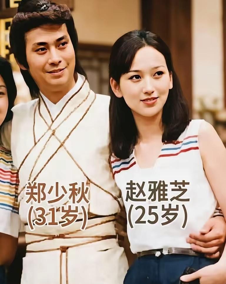 年轻时荧幕金童玉女惊艳一代人，如今虽添些许白发，气质丝毫未减。郑少秋身姿挺拔潇洒