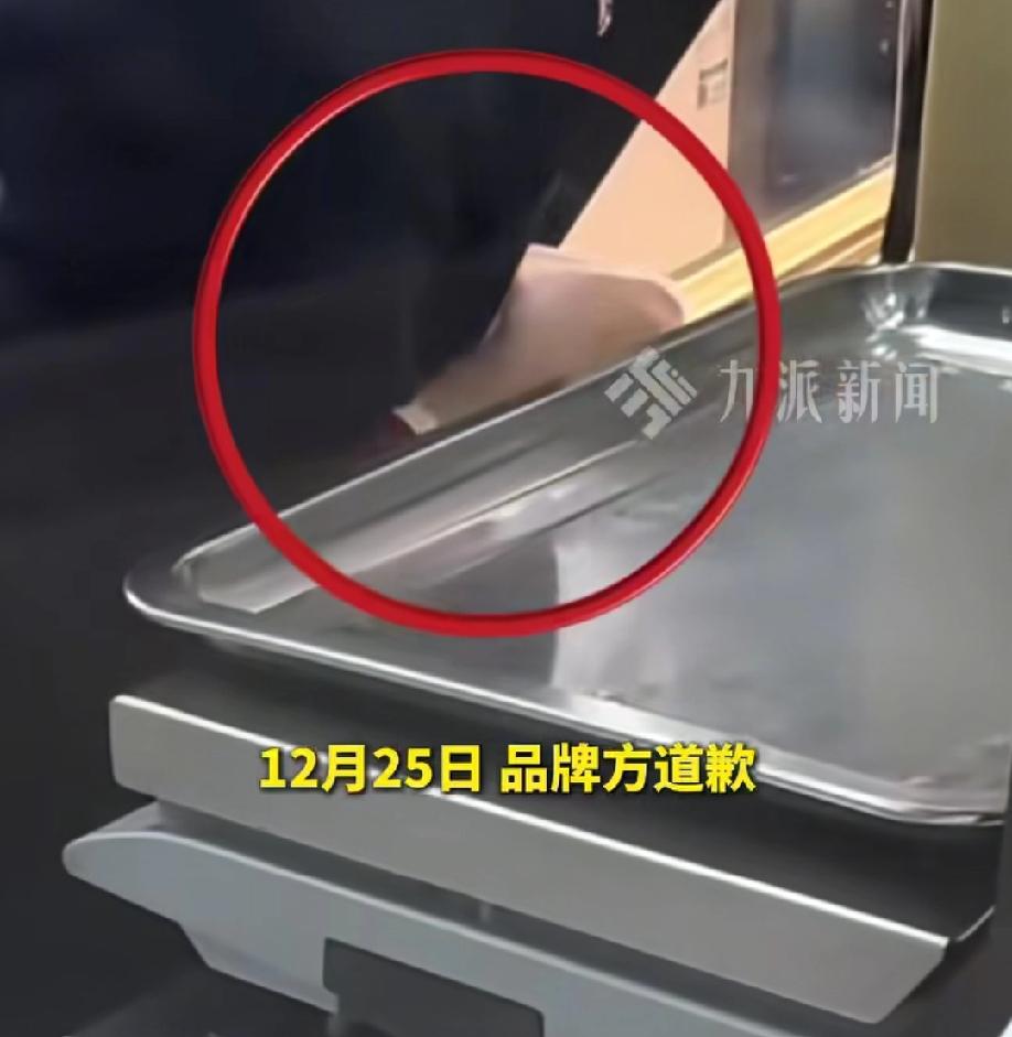 太气人了！一位大哥去店里买牛肉，称重的店员竟偷藏牛肉，幸亏大哥发现及时，不然又是