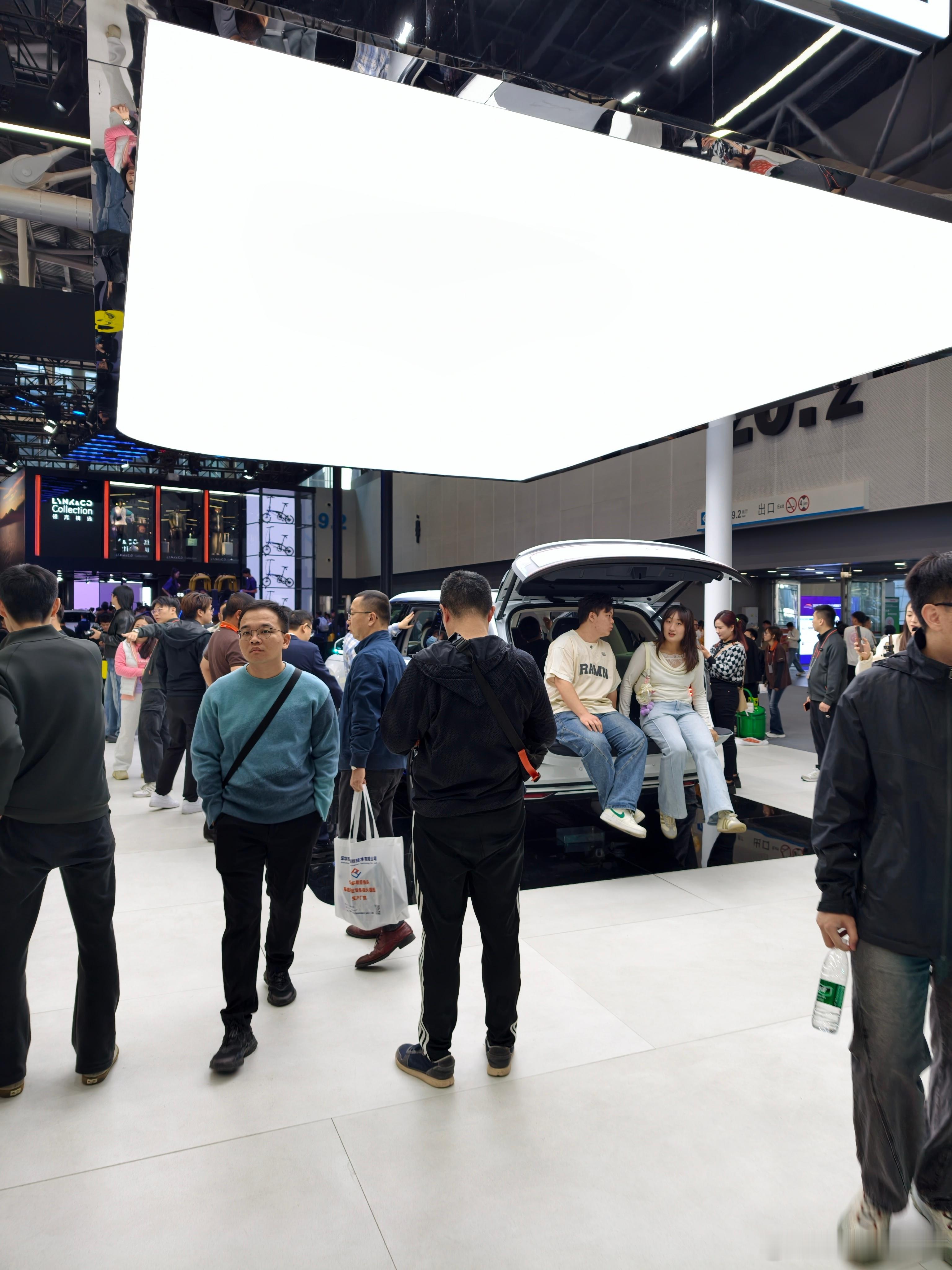 极氪展台看的人最多还是9x哦对，9x的后续订单还是蛮不错的我之前也就说过，虽然9