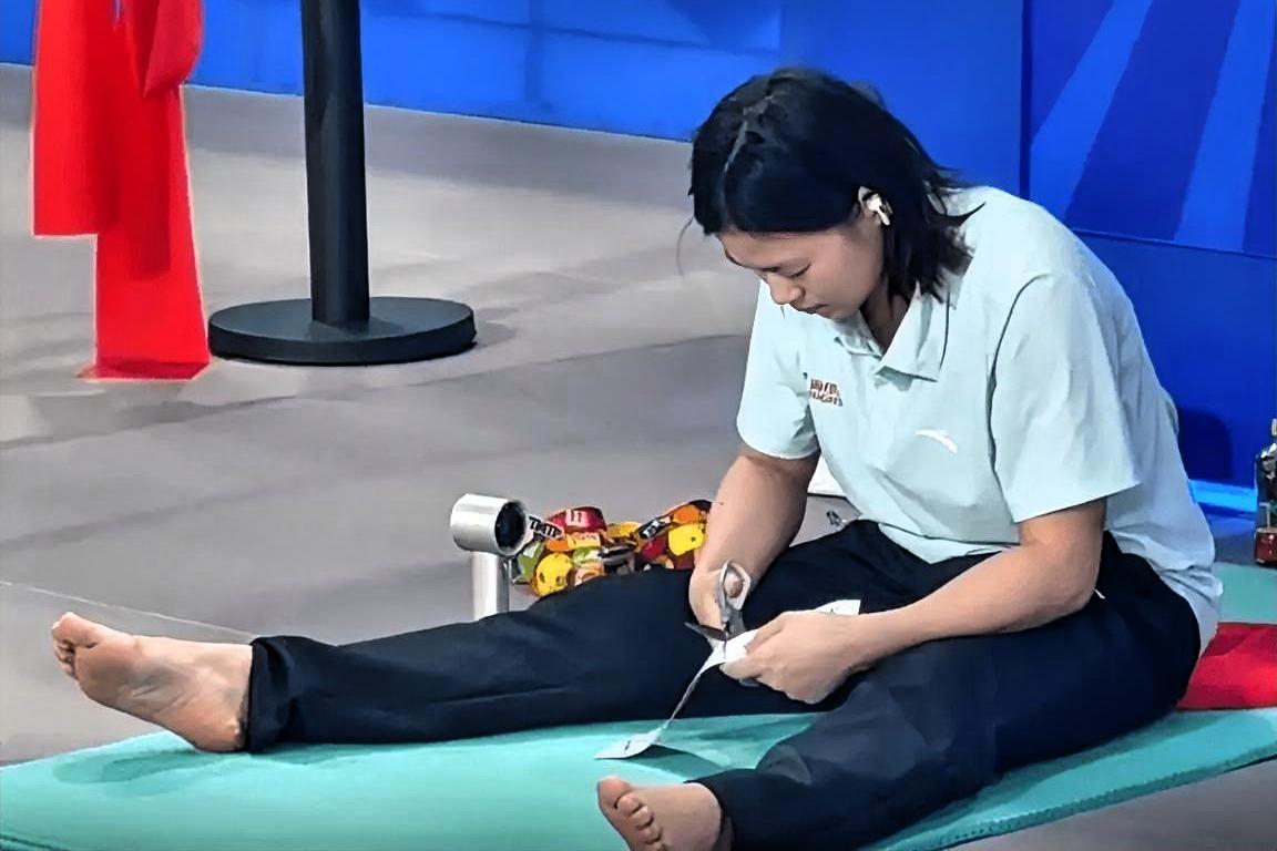 全红婵的教练何威仪透露，她的胫骨、踝关节都有伤病，每天疼得不得了，需要敷完冰再进