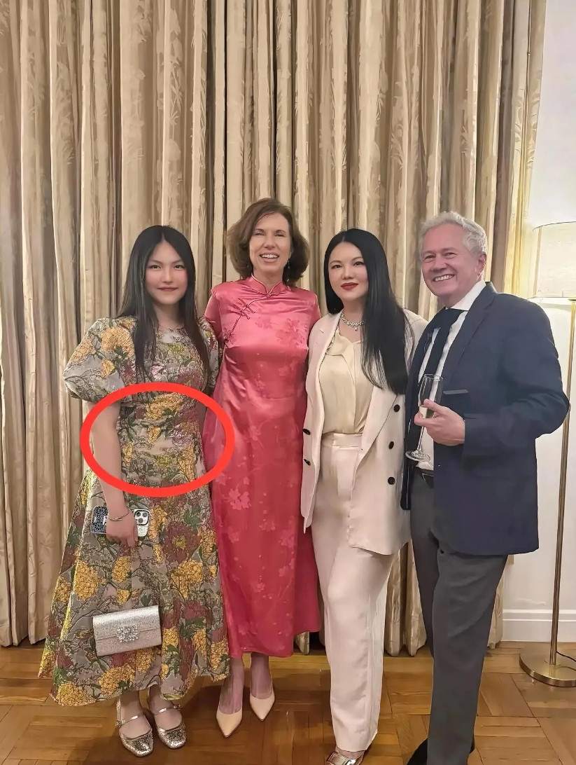 王诗龄这条裙子看着面料和款式价格肯定贵只是颜色太成熟了把15岁的王诗龄显得