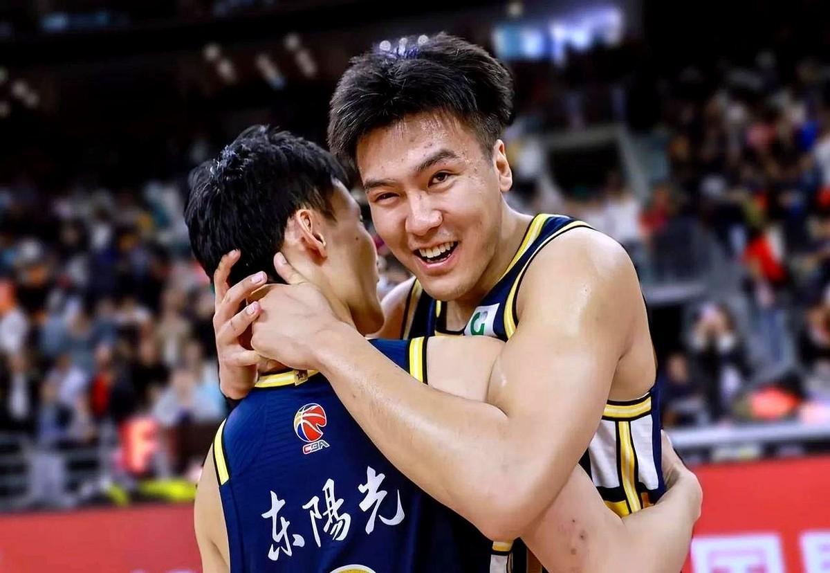 广东男篮这支队，有个怪事，大巴刚到南京，酒店门都没进，主教练杜锋直接把全队拉去了