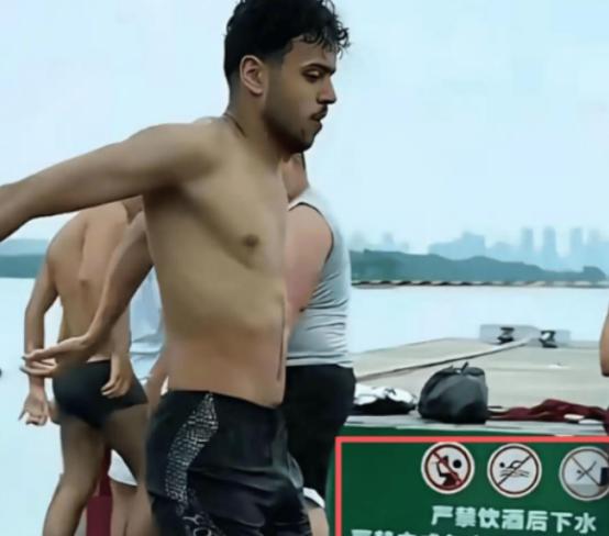 印度游客不顾现场警示，在武汉东湖赤膊下水嬉戏！7月19日，几名印度游客在武汉东湖