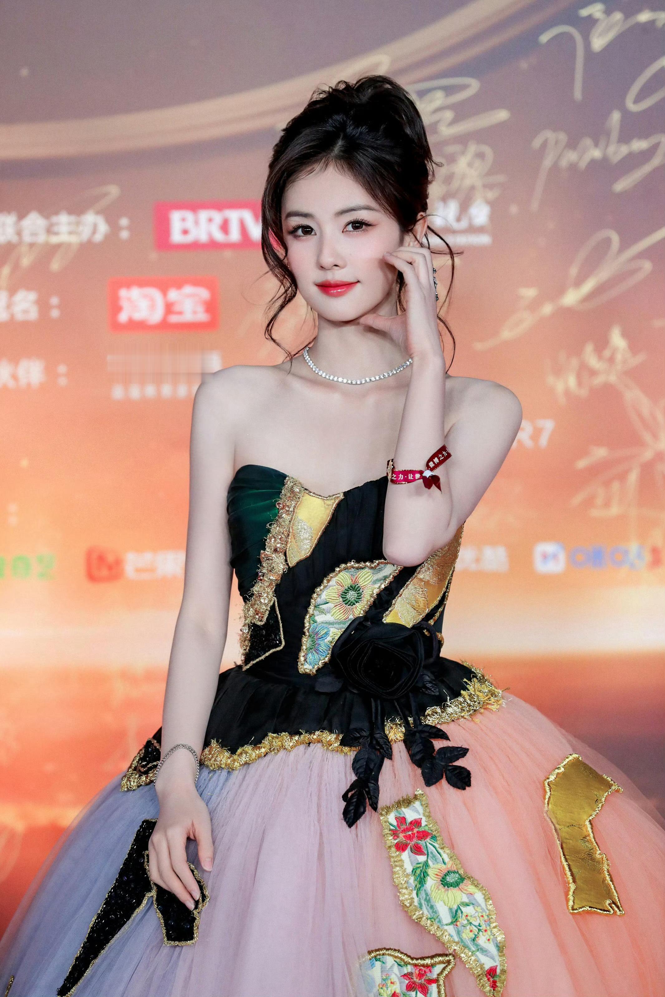 把迷人的老刘请到剧组里给王韵娜化妆能不能做到这个妆好媚，很适合韵娜发型也是，拍的